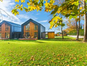 Jardin d'une maison en bois